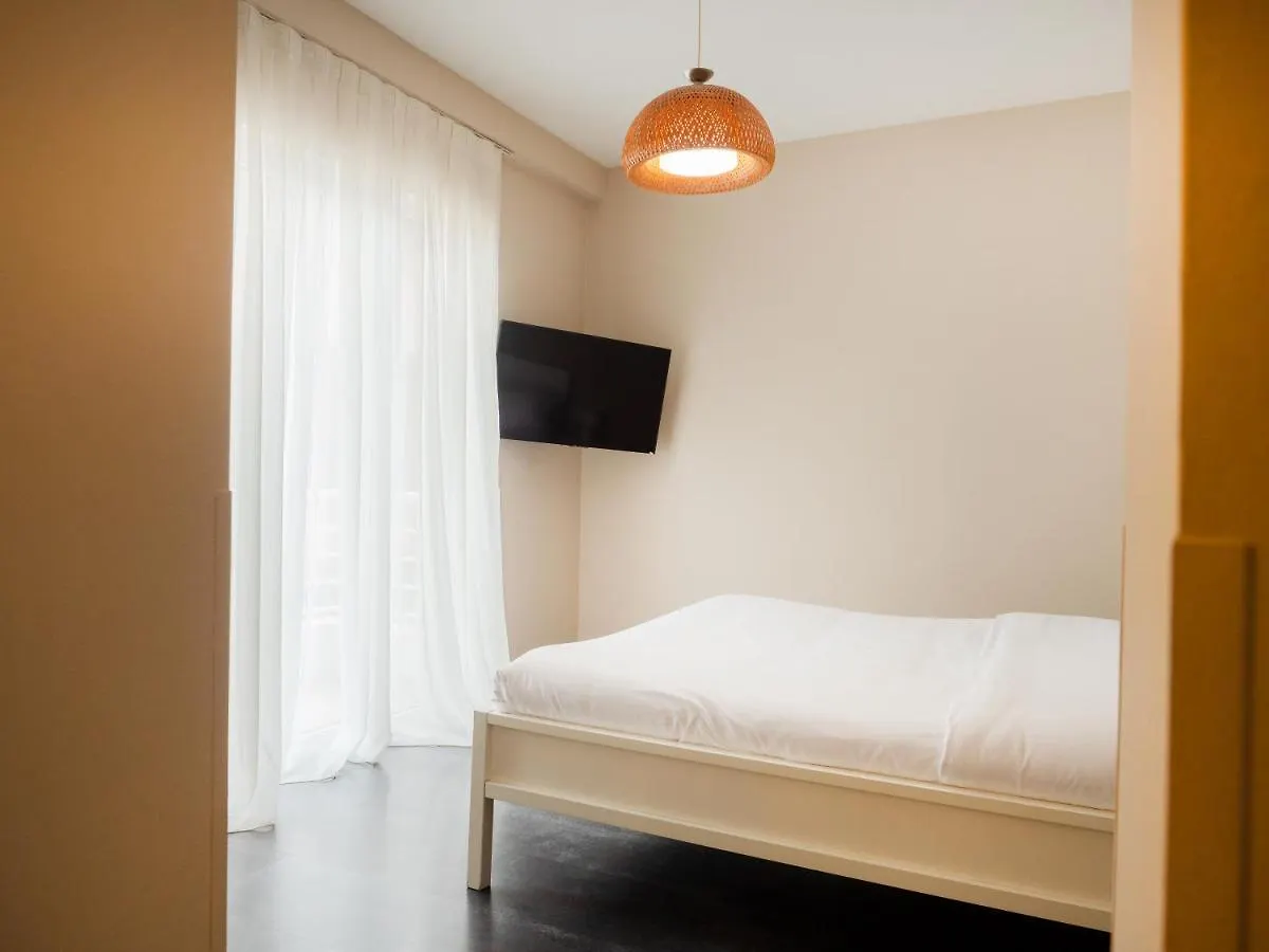 Lake Drive Rooms&Apartments 티라나 4*,  알바니아