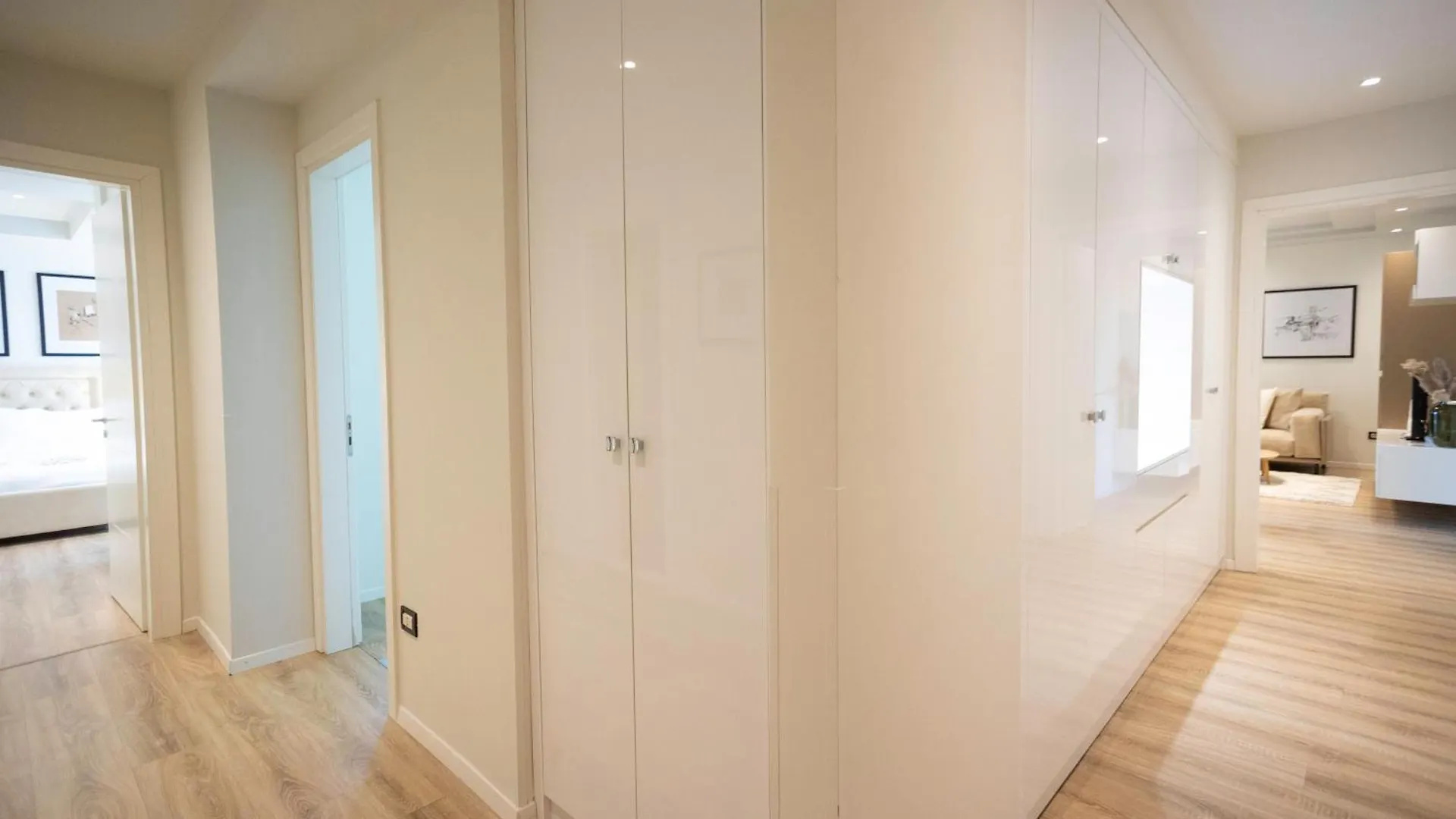 Lake Drive Rooms&Apartments 티라나 알바니아