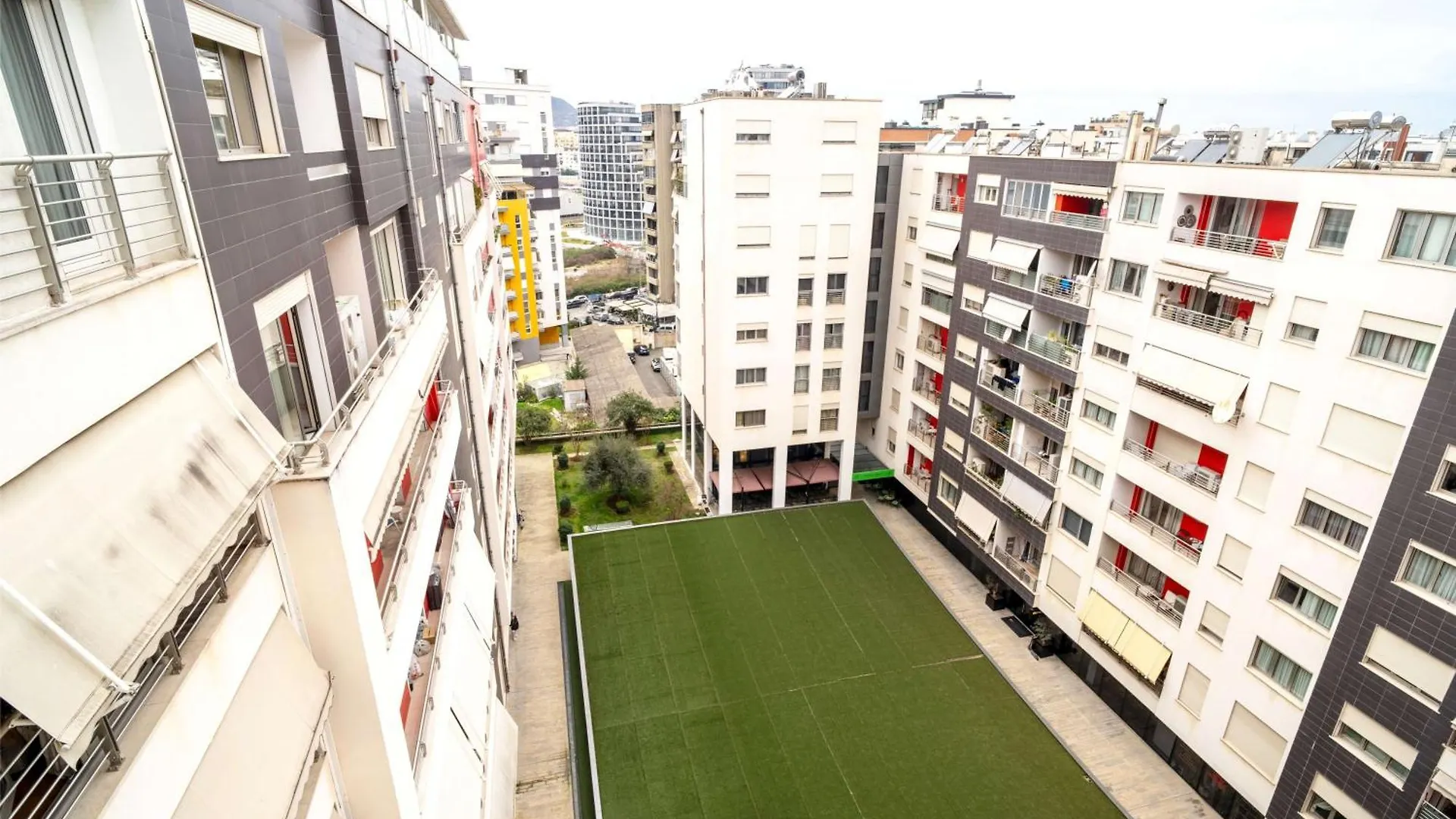 Lake Drive Rooms&Apartments 티라나