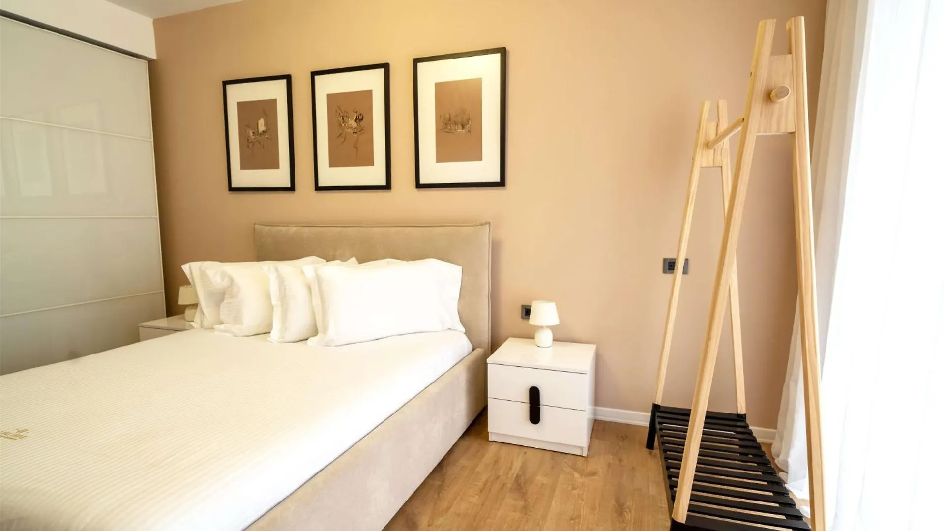 Lake Drive Rooms&Apartments 티라나 알바니아