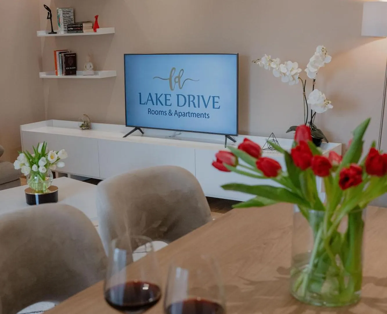 아파트호텔 Lake Drive Rooms&Apartments 티라나